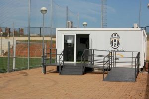 Aulas prefabricadas para la escuela de futbol de la juventus en guadalajara